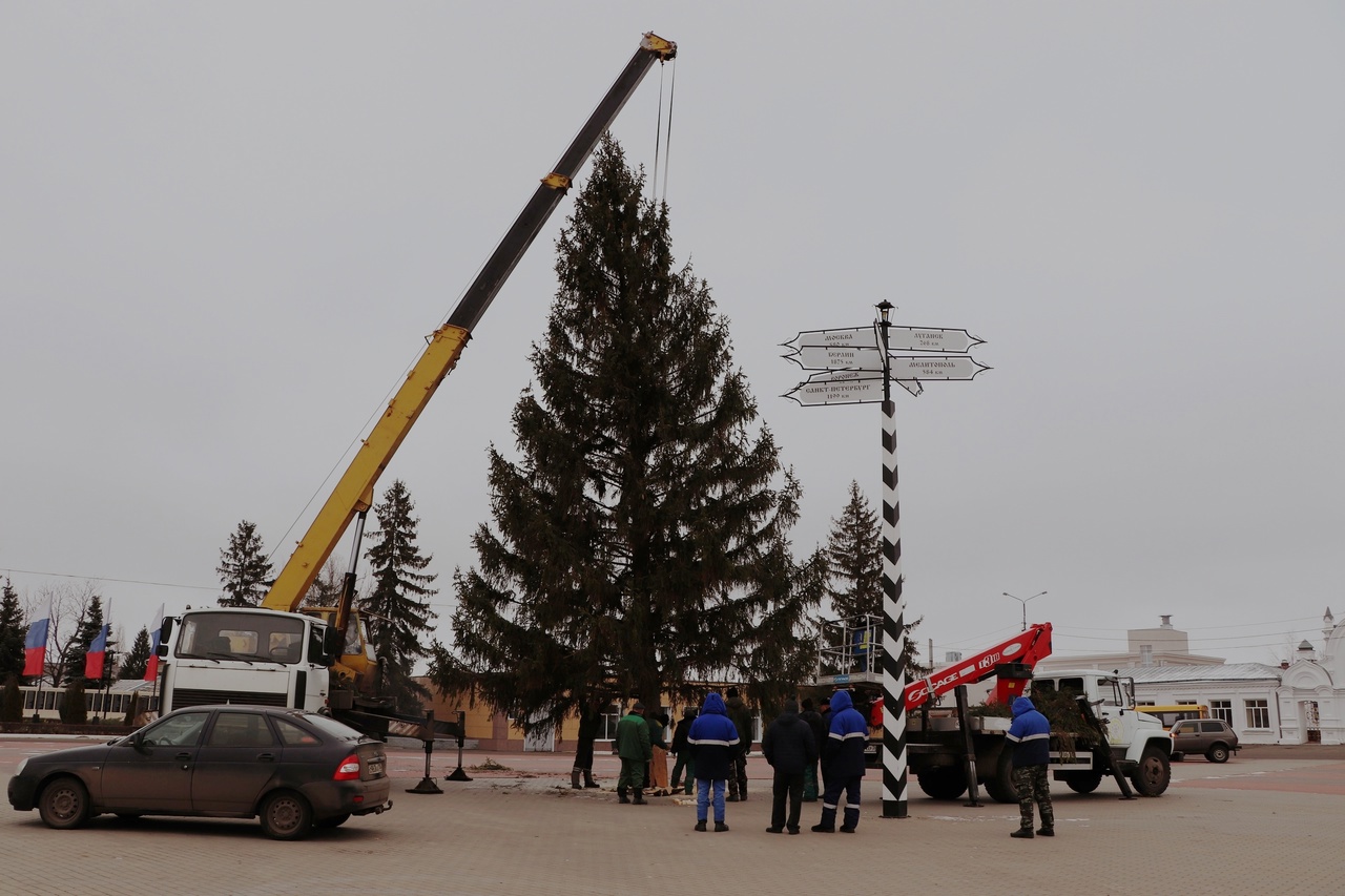 В Бутурлиновке на площади устанавливают главную новогоднюю ёлку! .