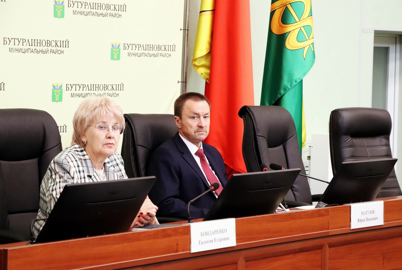 Глава Бутурлиновского района Юрий Матузов провёл еженедельное расширенное планерочное совещание..