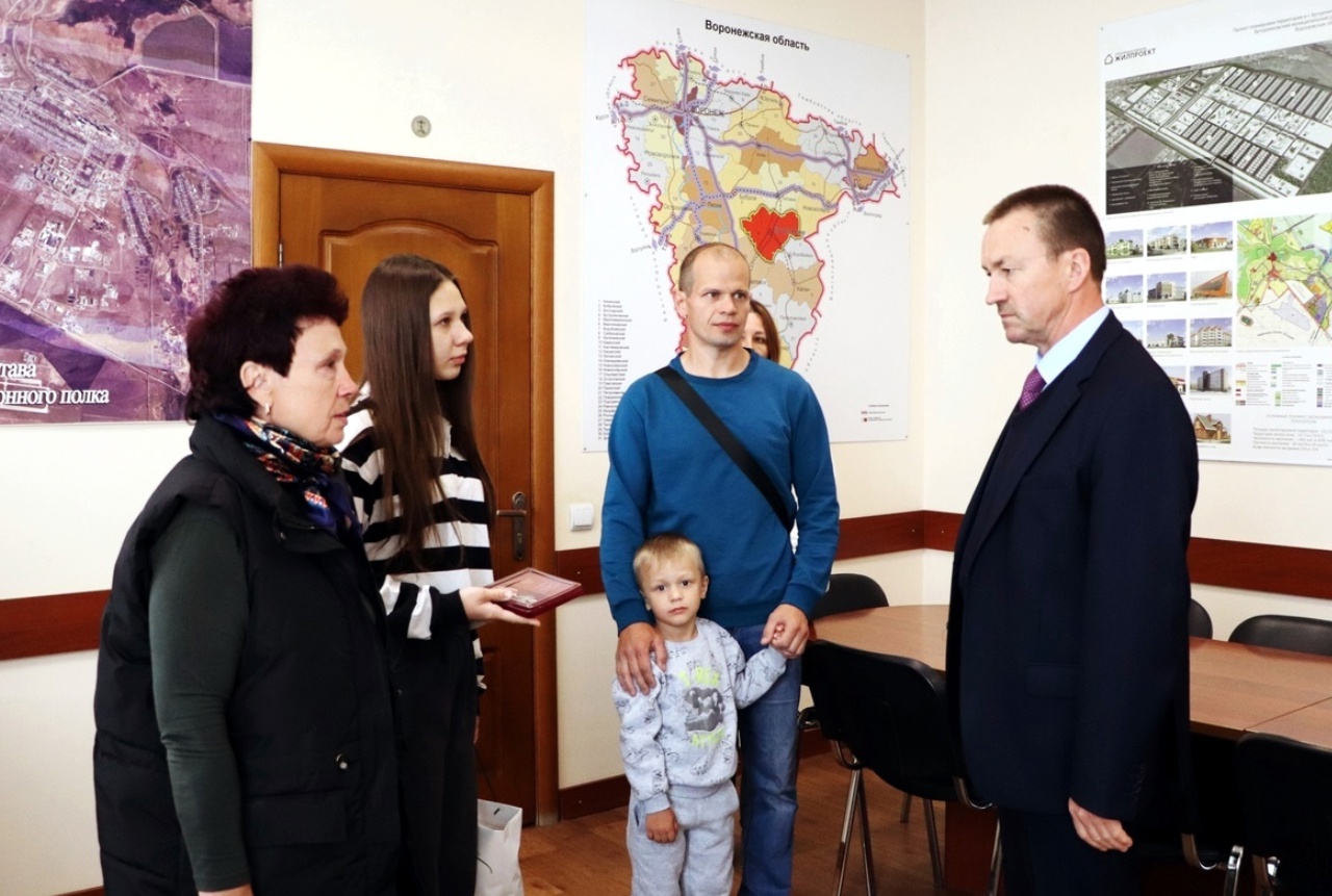 Глава района Юрий Матузов вручил Орден Мужества родственникам военнослужащего Александра Лебедева.