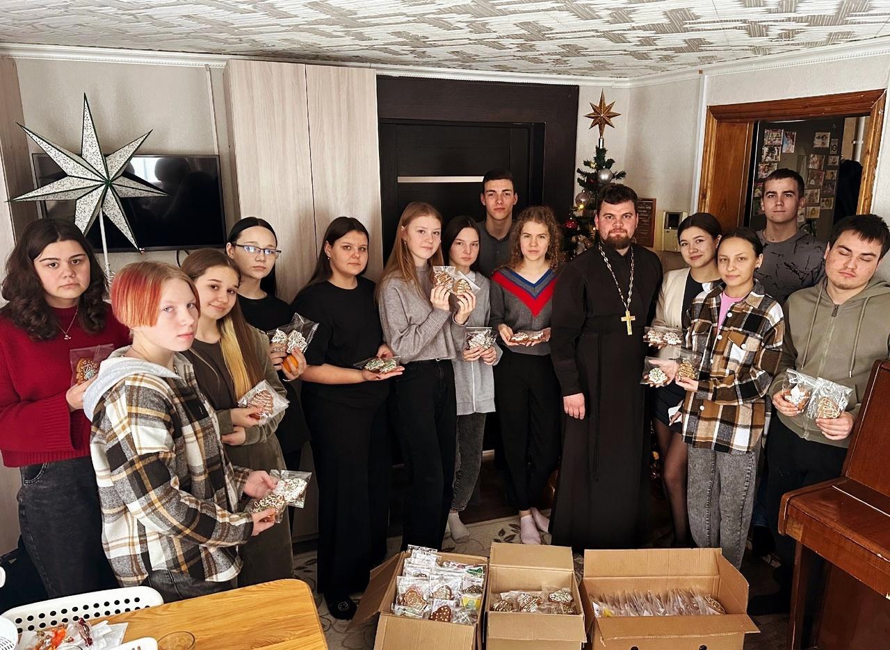 В преддверии праздника Рождества Христова, активисты Движения Первых МКОУ Пузевской СОШ побывали в гостях у настоятеля Покровского храма села Пузево и помощника благочинного по молодёжной работе иерея Георгия Дружина.