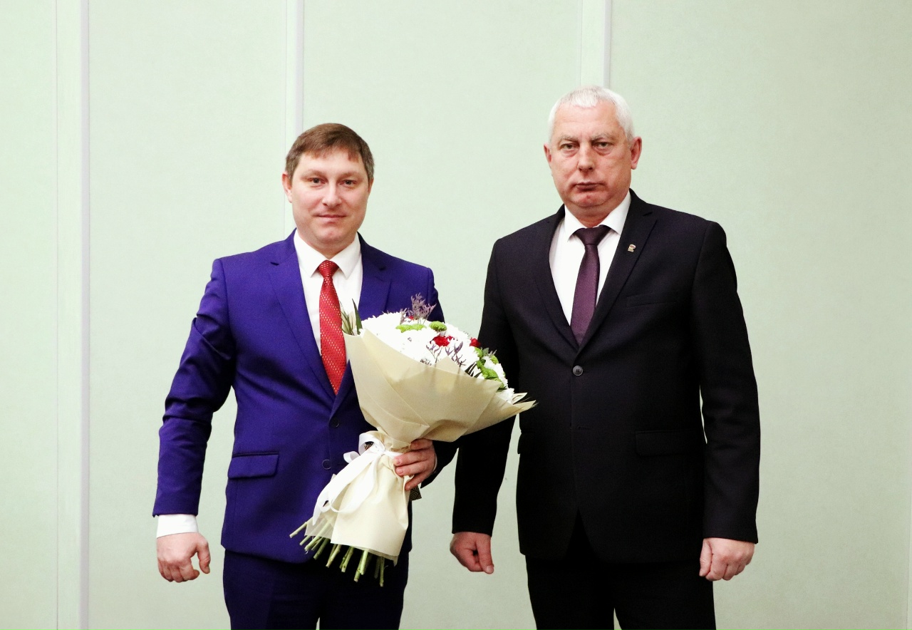 Глава района Александр Головков поздравил с 40-летием Главу Бутурлиновского городского поселения Олега Хмызенко.