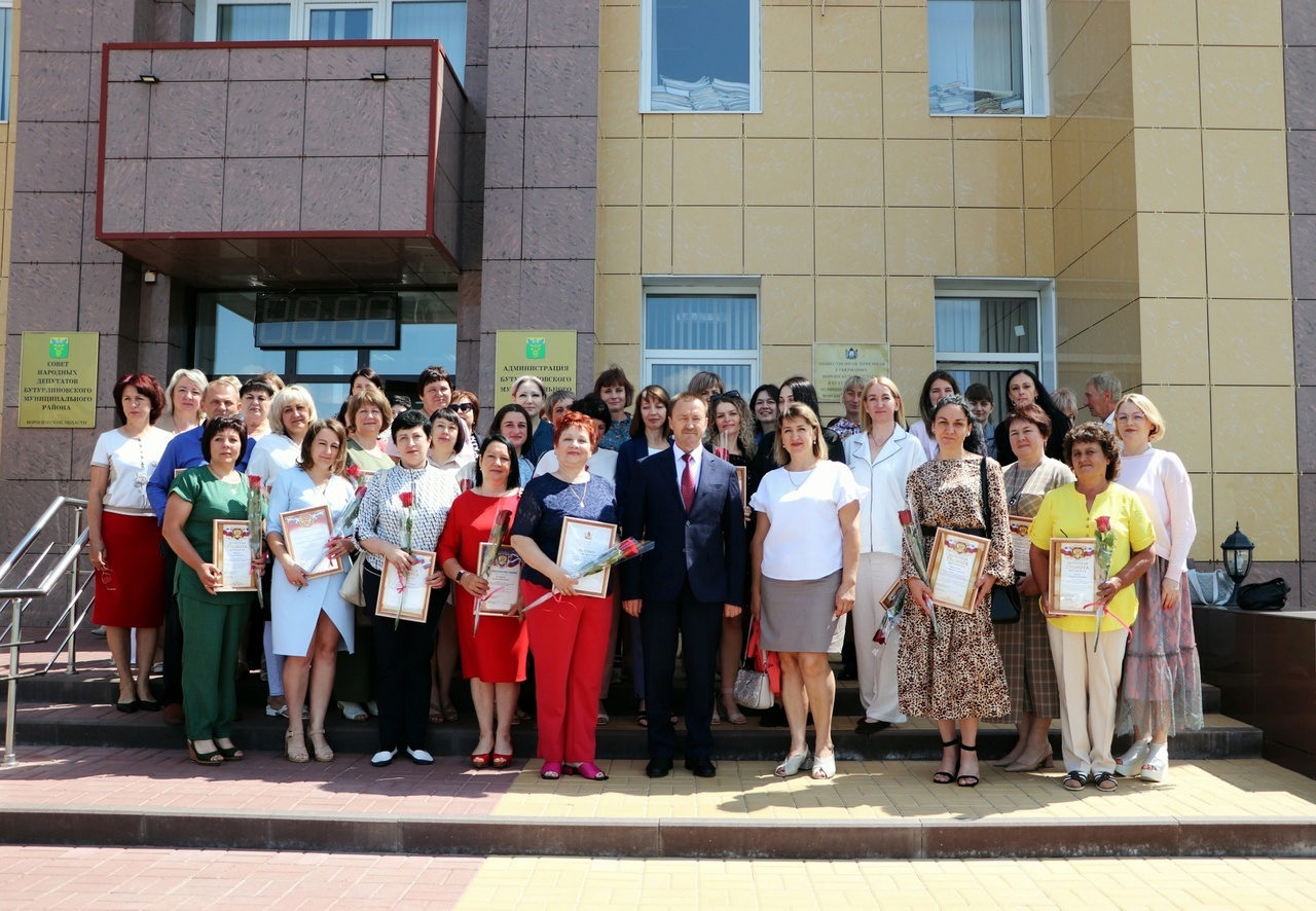 В зале районной администрации состоялось торжественное мероприятие в преддверии профессионального праздника - Дня социального работника.
