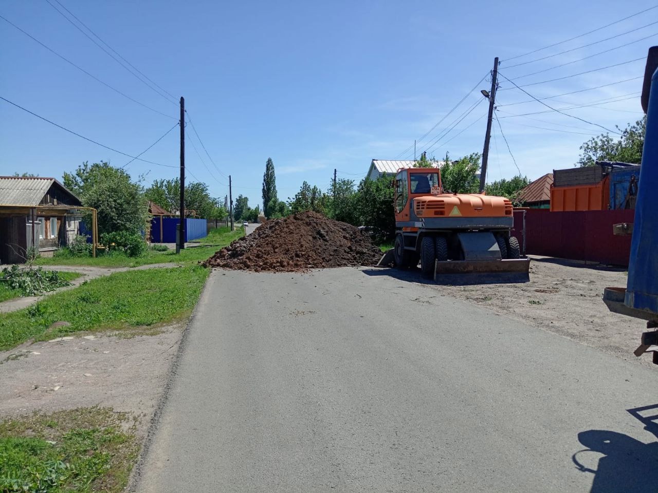 В связи с аварийными работами по устранению порыва водопровода на ул. Будённого (в районе дома №30) движение перекрыто – сквозной проезд невозможен!.
