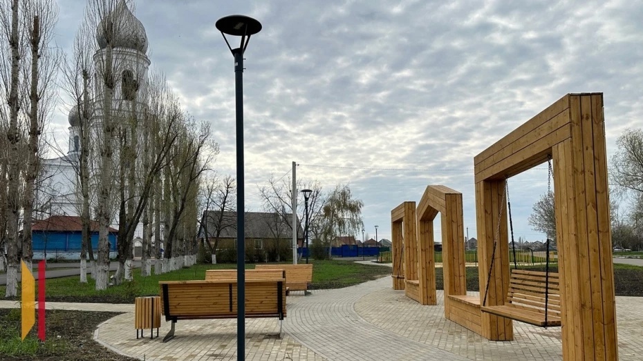 В Бутурлиновке в рамках программы «Формирование комфортной городской среды» преобразили территорию возле Покровского храма.