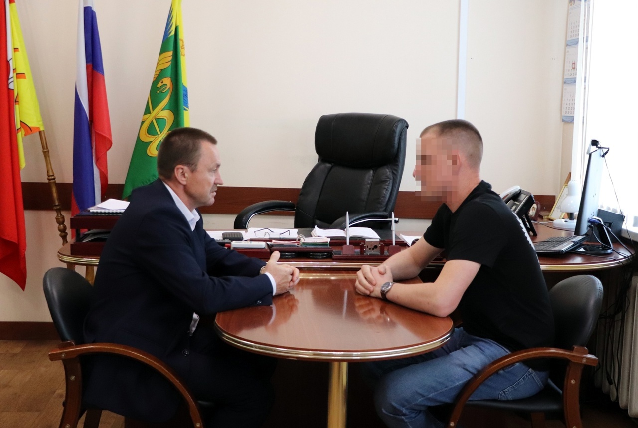 Глава района Юрий Матузов встретился с военнослужащим Александром А., уроженцем села Клеповка.