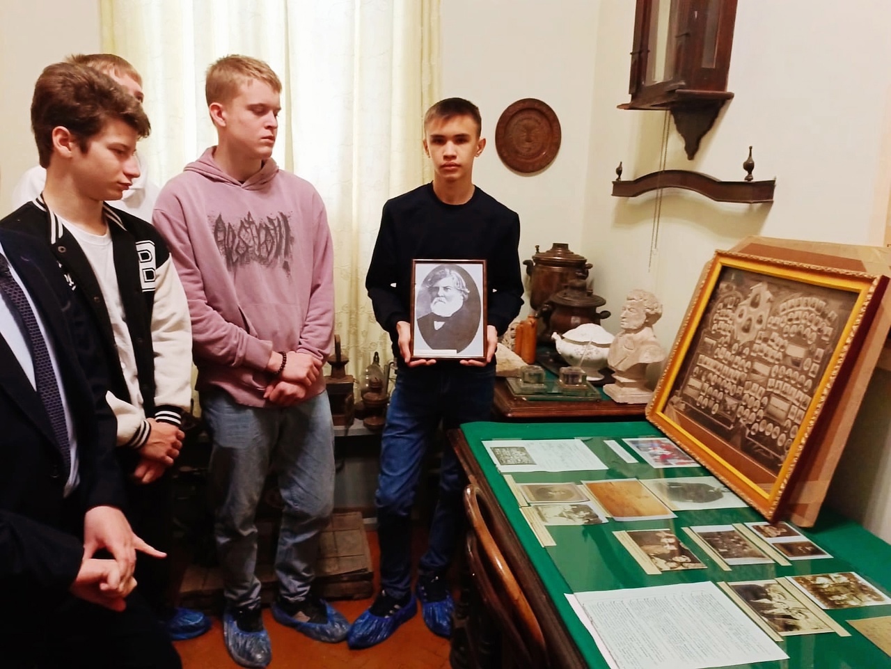 В Бутурлиновском народном краеведческом музее проходят тематические экскурсии и уроки мужества.
