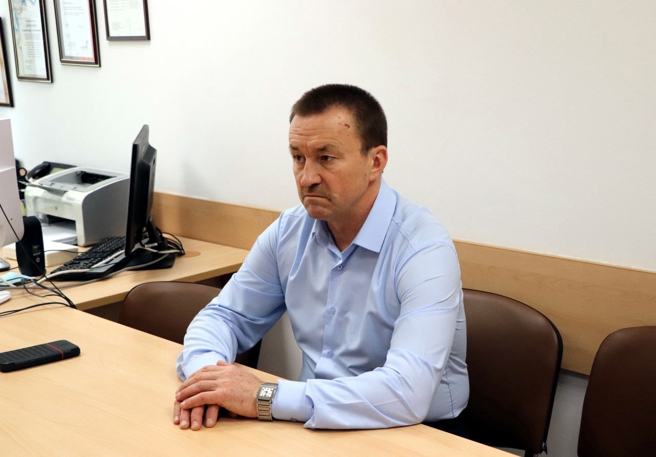 Глава района Юрий Матузов посетил СМАРТ-МФЦ в Бутурлиновке.