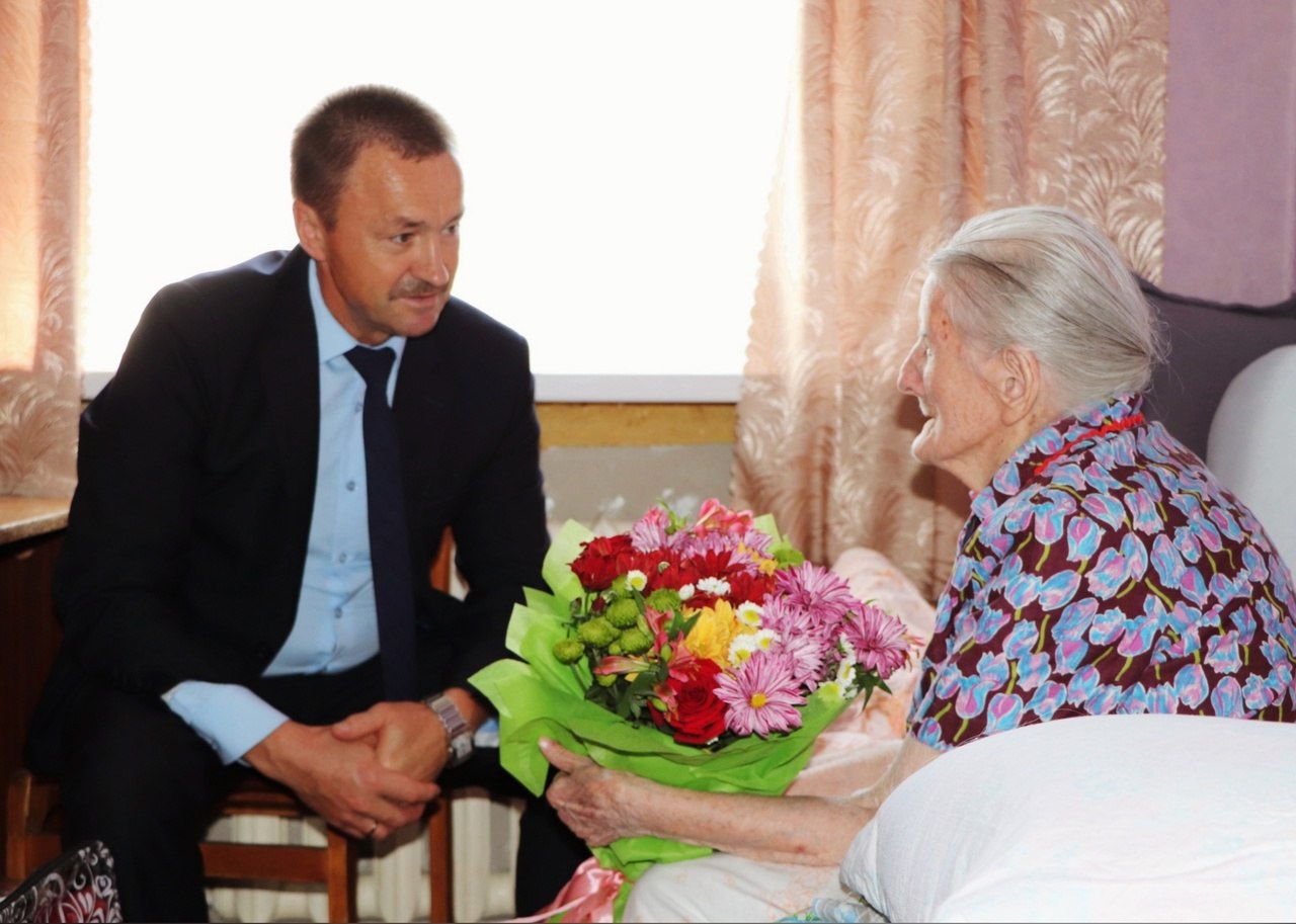 Со 100-летним Днем рождения Глава района поздравил сегодня ветерана Великой Отечественной войны.