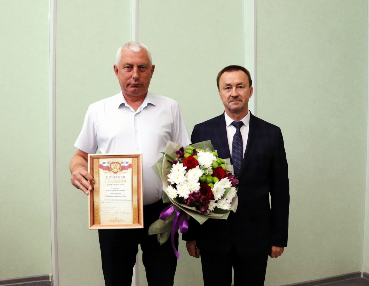 Глава района Юрий Матузов поздравил с 50-летним юбилеем главу администрации Бутурлиновского городского поселения Александра Головкова.