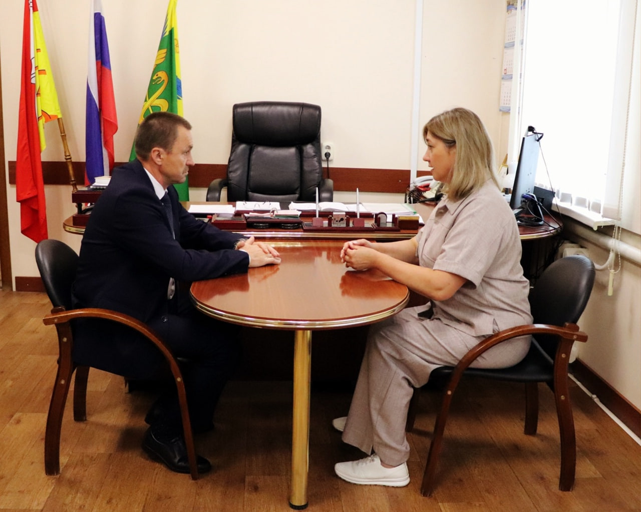 Глава района Юрий Матузов провел рабочую встречу с главой Васильевского сельского поселения Татьяной Котелевской.