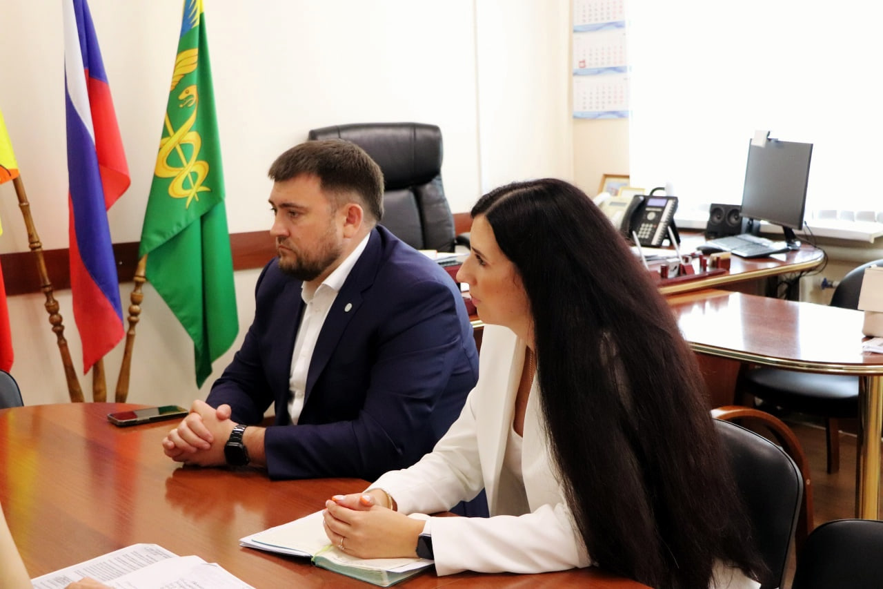 Глава района провел рабочую встречу с управляющим Воронежского отделения Сбербанка Константином Разводовым.
