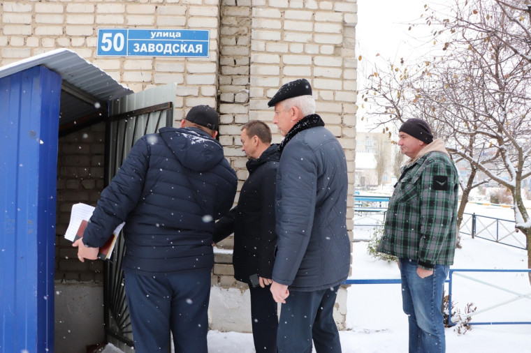 Глава Бутурлиновского района Юрий Матузов оценил ход работ по подготовке и укомплектованности укрытий в МКД райцентра. Глава Бутурлиновского района Юрий Матузов оценил ход работ по подготовке и укомплектованности укрытий в МКД райцентра.