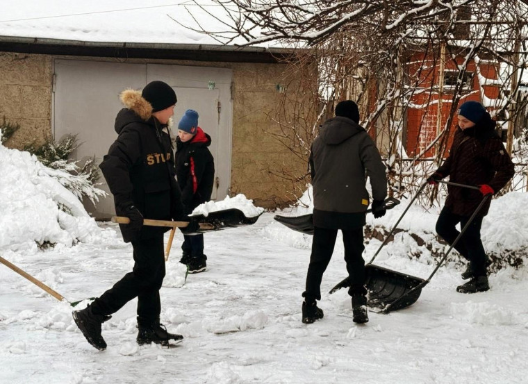 В Бутурлиновке продолжается акция "Снежный десант"! . В Бутурлиновке продолжается акция "Снежный десант"! .