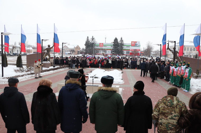 На площади Воли в Бутурлиновке состоялся торжественный митинг, посвященный Дню защитника Отечества. На площади Воли в Бутурлиновке состоялся торжественный митинг, посвященный Дню защитника Отечества.