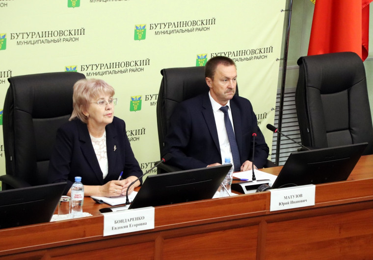 Сегодня под руководством главы Бутурлиновского района Юрия Матузова состоялось еженедельное планерное совещание. Сегодня под руководством главы Бутурлиновского района Юрия Матузова состоялось еженедельное планерное совещание.