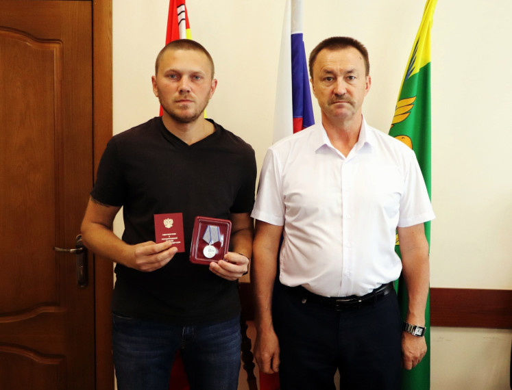 Юрий Матузов вручил Государственную награду – медаль «За отвагу» бутурлиновцу Илье Димитренко. Юрий Матузов вручил Государственную награду – медаль «За отвагу» бутурлиновцу Илье Димитренко.