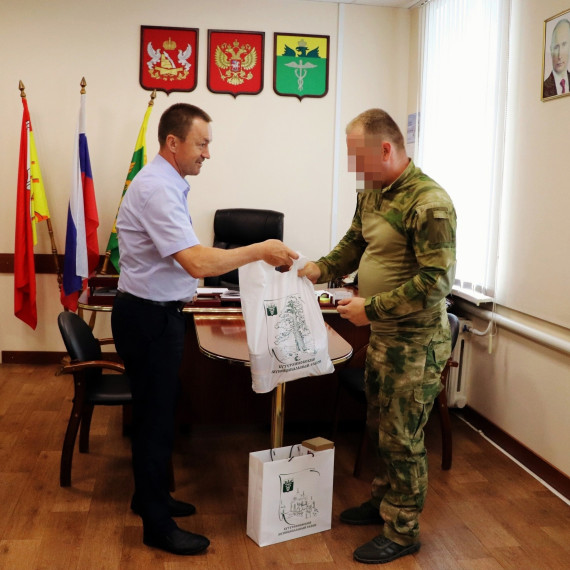 Юрий Матузов встретился с военнослужащим, прибывшим в отпуск из зоны проведения СВО. Юрий Матузов встретился с военнослужащим, прибывшим в отпуск из зоны проведения СВО.